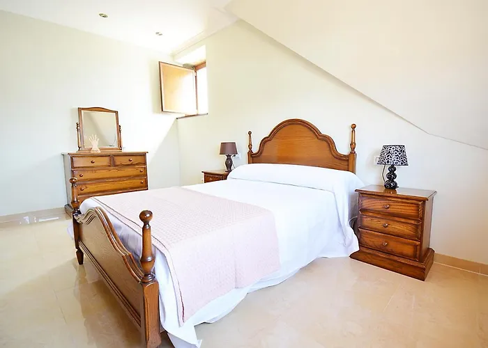 Galihost - Casa Con Precioso Jardin En Vilanova De Arousa